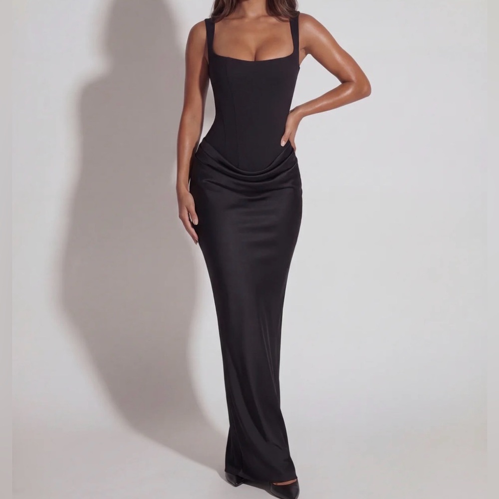 Eleonora - Sculpted Bodycon Maxi Dress with Lace-Up Back